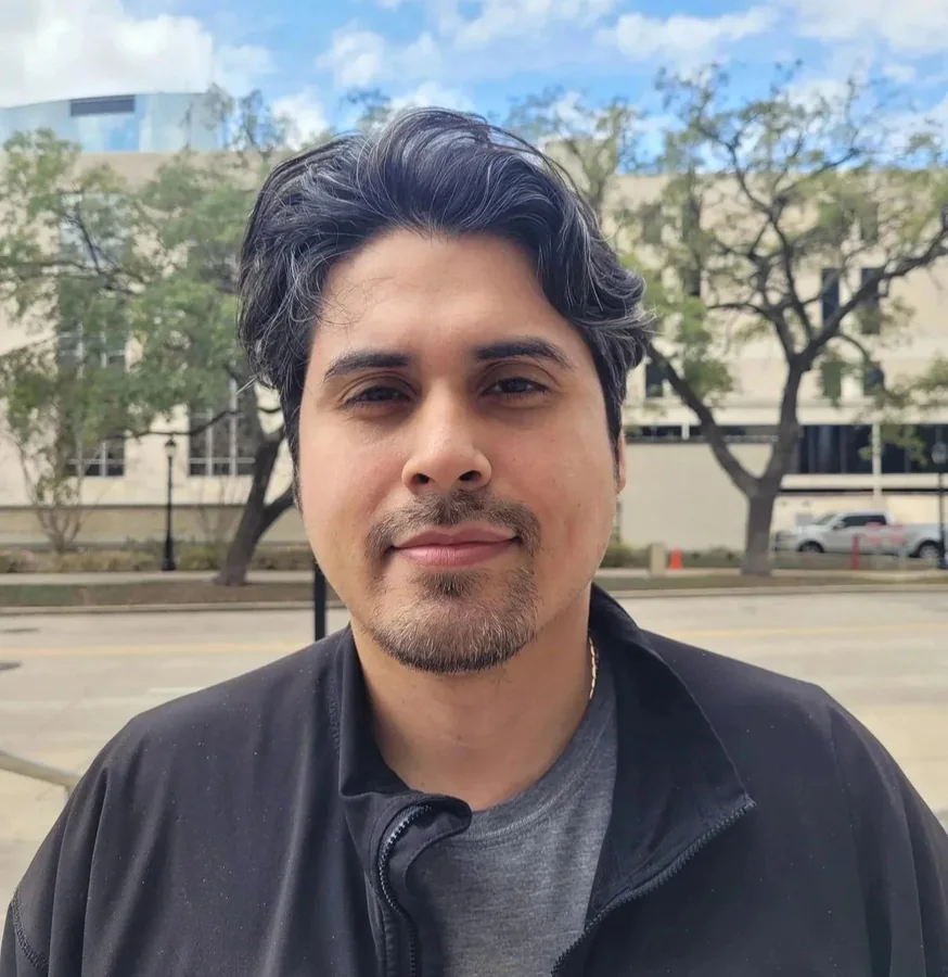 Luis F Flores